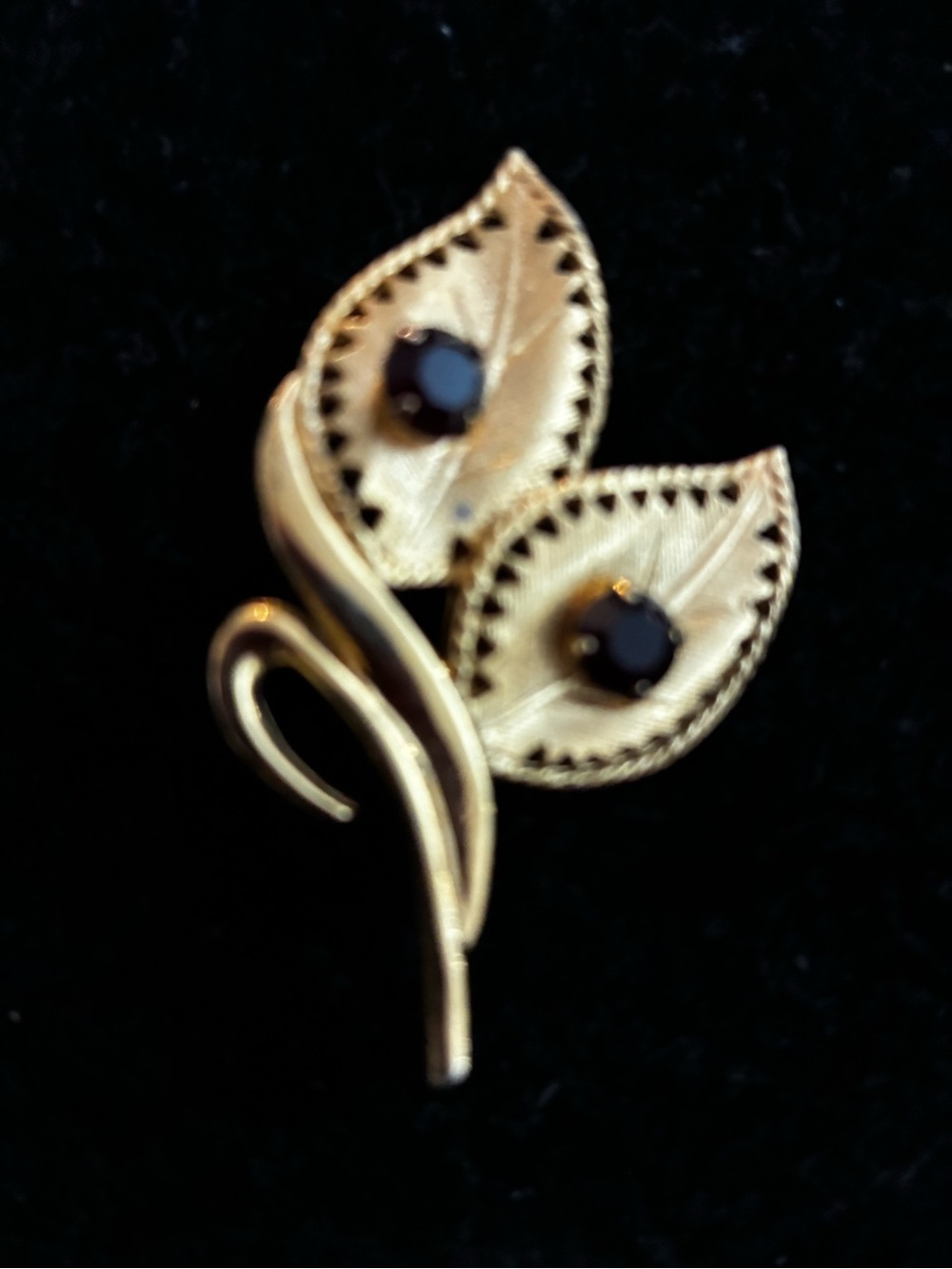 Vintage EUC gold-tone leaf brooch featuring black onyx or obsidian color stones